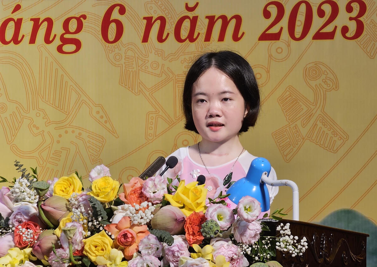 Cô giáo Lê Thị Thắm bày tỏ sự xúc động trước sự quan tâm của lãnh đạo tỉnh.