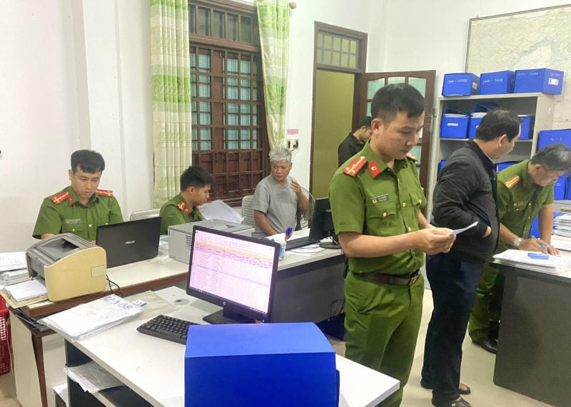 Công an khám xét  Phòng Đăng kiểm tàu cá ở số 43 đường Thanh Sơn đêm 16/3 . Ảnh Công an Đà Nẵng.