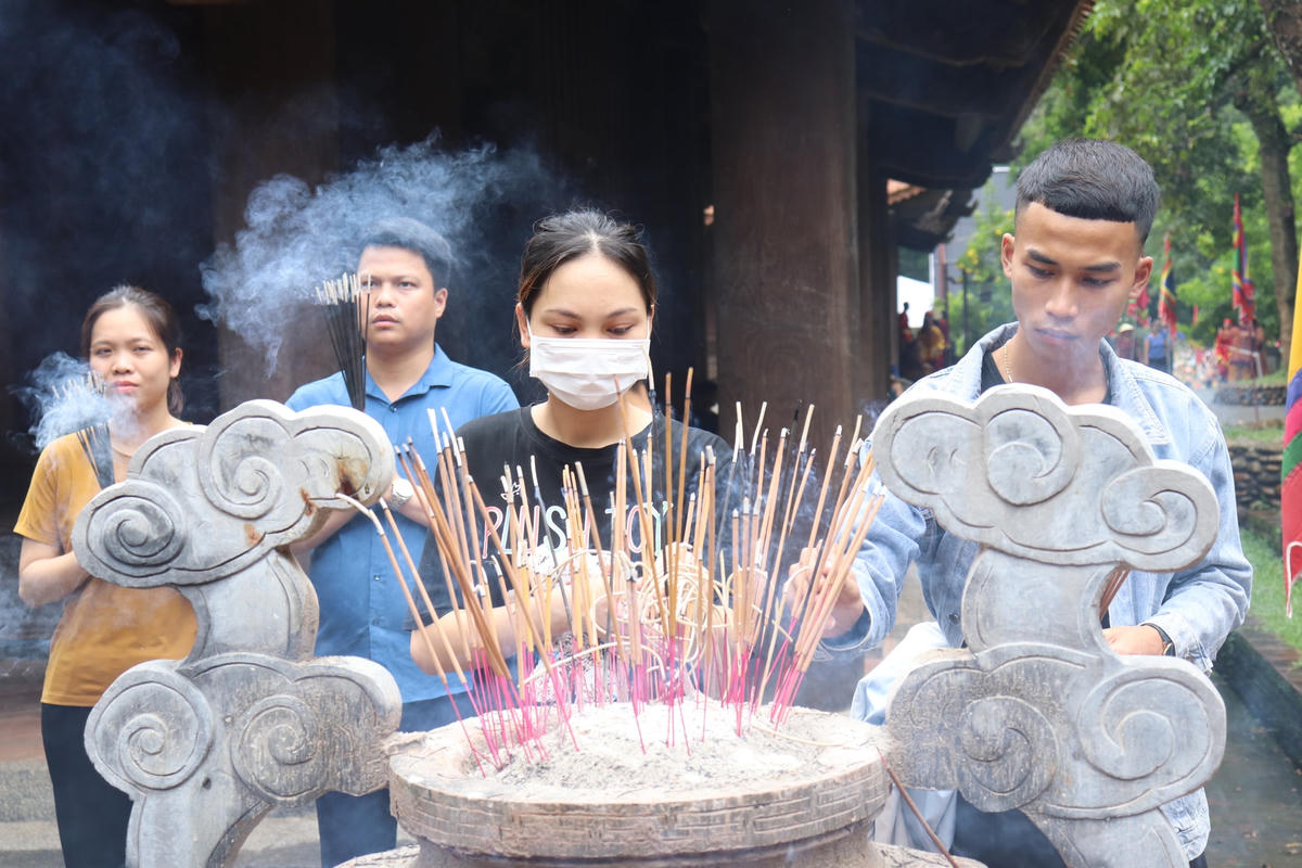 Trong khuôn khổ lễ hội Lam Kinh, du khách thập phương đã về dâng hương, cầu mong mọi điều tốt lành.