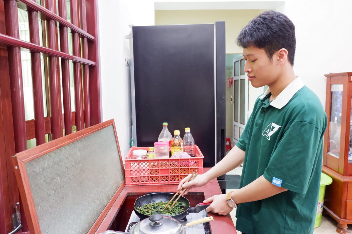 Thời gian rảnh rỗi, Anh Quân phụ giúp bố mẹ làm việc nhà, nấu ăn.