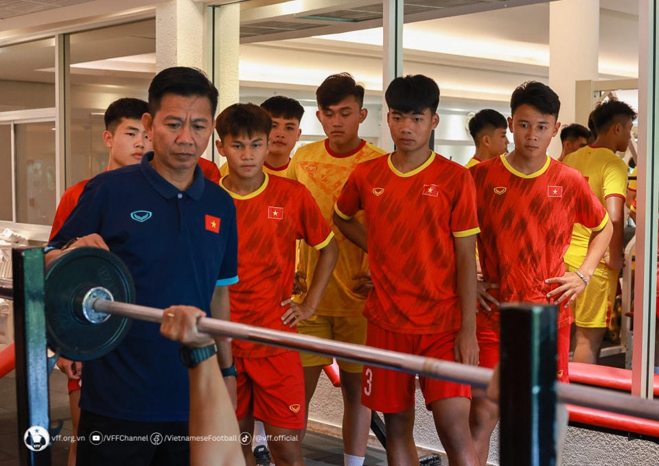 Thầy trò HLV Hoàng Anh Tuấn. Ảnh: VFF.