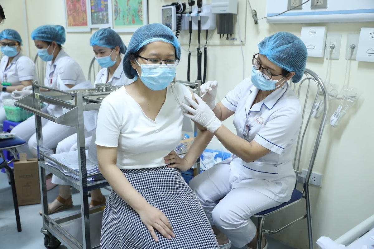 Tiêm vaccine phòng Covid-19 cho người dân. Ảnh: Quang Vinh.