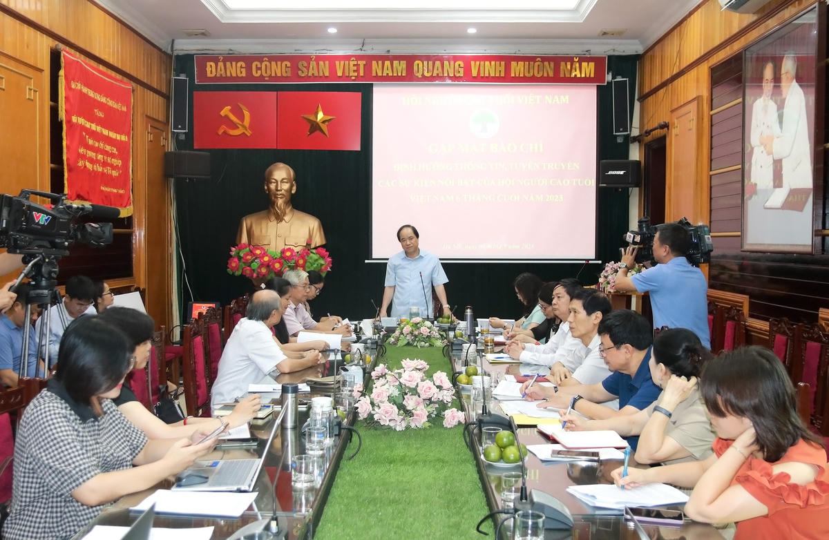 Quang cảnh buổi gặp mặt báo chí.