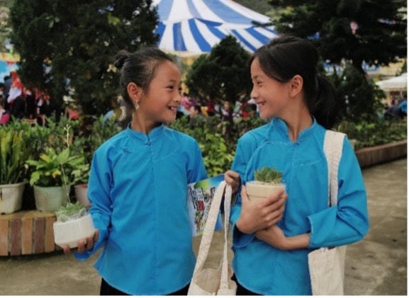 Nhân dịp này, Vinamilk và Tetra Pak cùng phối hợp tổ chức hoạt động “Đổi vỏ sữa lấy cây xanh và các món quà thân thiện môi trường”, thu hút được đông đảo học sinh, thầy cô tham gia.