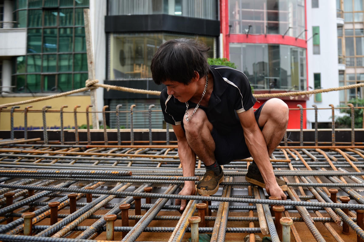 Chị Hà Linh, người dân sinh sống tại phố Phạm Ngọc Thạch chia sẻ: Đã nhiều lần nhà thầu chậm tiến độ về đích của dự án khiến việc đi lại của người dân nơi đây gặp nhiều khó khăn do tình trạng ùn tắc vào giờ cao điểm. Thời gian trước, khi biết dự án sẽ về đích trước ngày 30/4-1/5 người dân rất phấn khởi. 