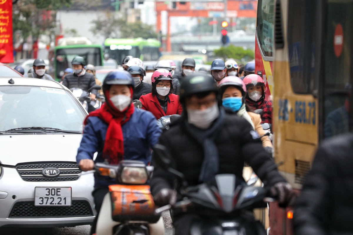 Tại tuyến đường Kim Mã ô tô, xe máy chen nhau di chuyển.