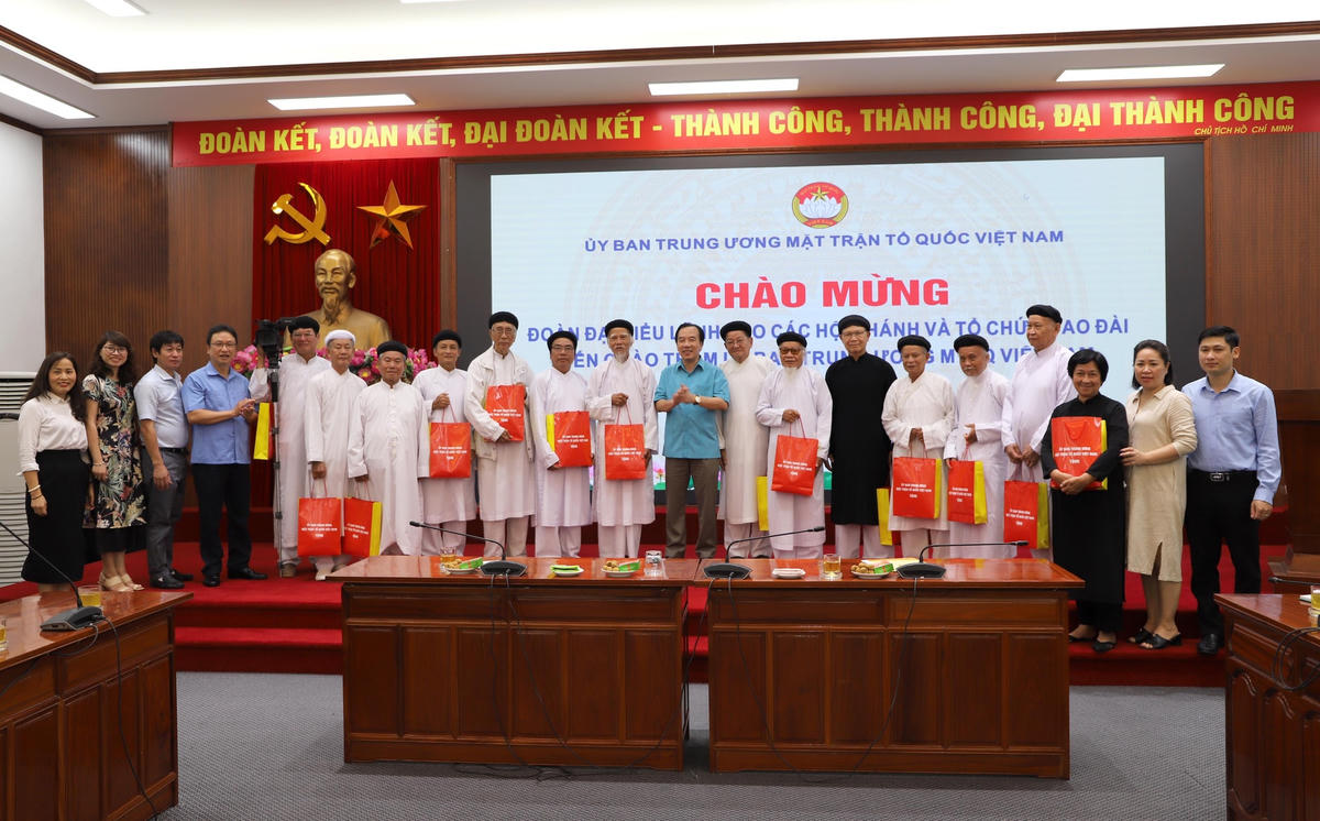 Phó Chủ tịch Ngô Sách Thực tặng quà Đoàn đại biểu lãnh đạo các Hội thánh và tổ chức Cao Đài.
