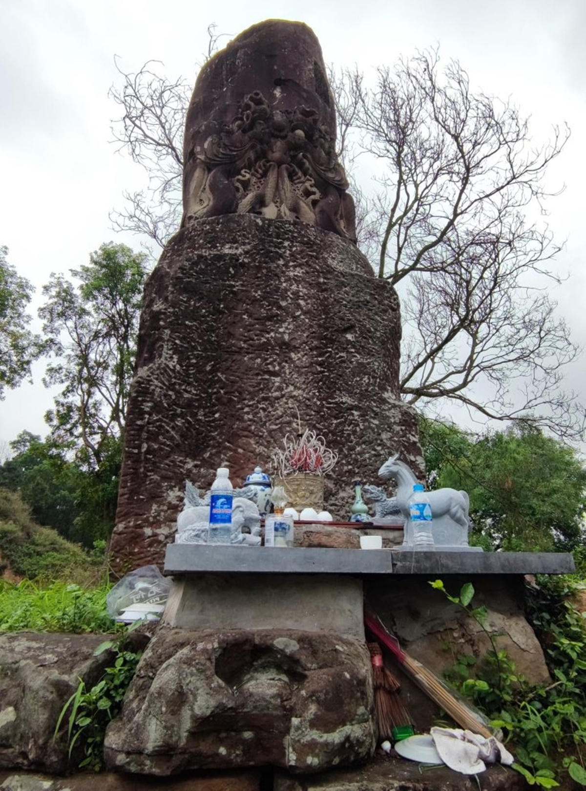 Cột đá chùa Dạm (Bắc Ninh) từng bị gắn bàn thờ mới bằng ximăng.  