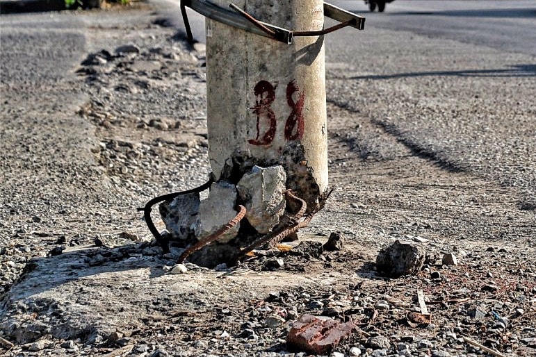 Một chiếc cột điện đã gãy chân nằm tại dự án gây mất an toàn giao thông.