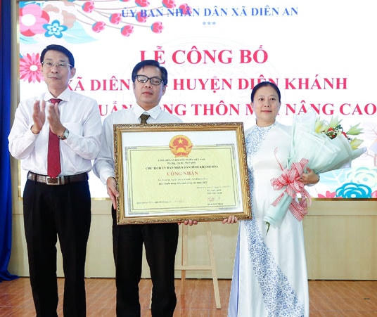 Ông Đinh Văn Thiệu, Phó Chủ tịch UBND tỉnh Khánh Hòa, trao bằng công nhận xã Diên An, huyện Diên Khánh đạt chuẩn nông thôn mới nâng cao năm 2021. 