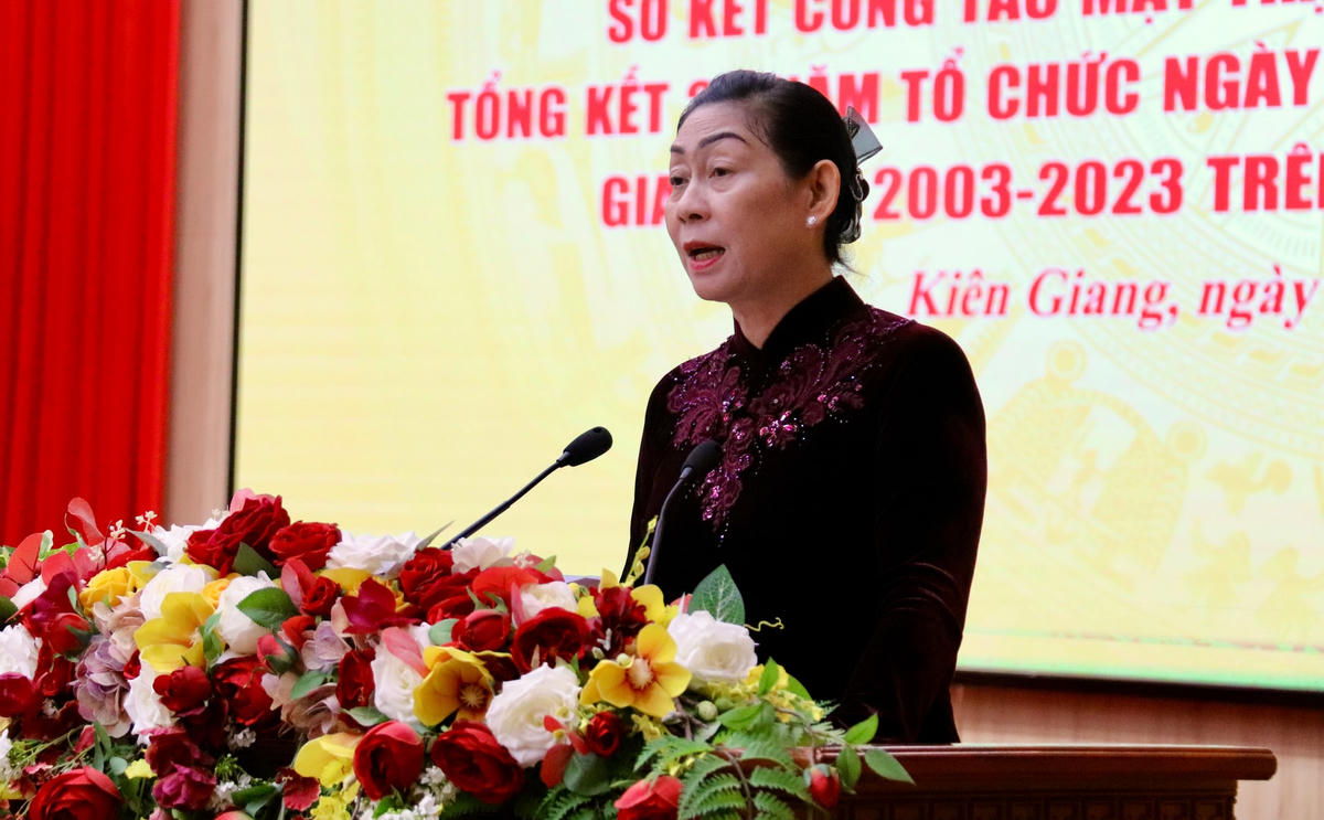 Bà Lê Thị Vệ, Chủ tịch Ủy ban MTTQ Việt Nam tỉnh Kiên Giang phát biểu tại hội nghị.