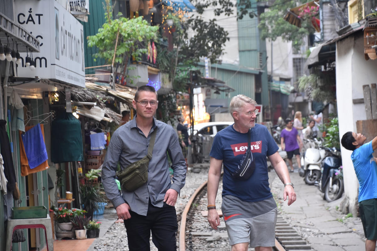 Tuyến phố cà phê đường tàu dài khoảng 2km, nối dài từ các con phố Lê Duẩn, Trần Phú, Cửa Đông và Phùng Hưng. Tháng 10/2019, các quán cà phê tại đây đã phải đóng cửa để đảm bảo an toàn hành lang đường sắt.