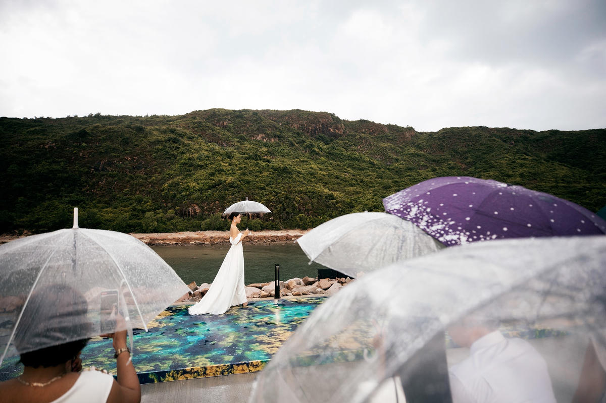 NTK Lê Thanh Hoà đã biến tấu cắt cúp những chi tiết nhỏ nhặt trong từng chiếc đầm tạo nên những thiết kế mang dấu ấn riêng của từng thí sinh. 