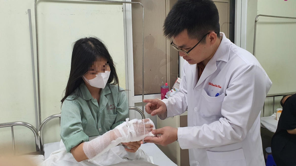 Bác sĩ thăm khám cho bệnh nhân bị thương do máy xay. Ảnh: TL.