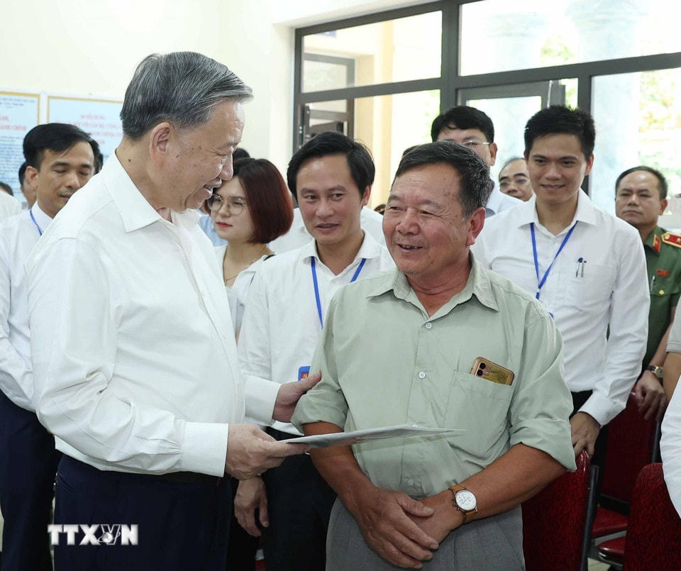 Tổng Bí thư Tô Lâm thăm hỏi nhân dân đến làm thủ tục hành chính tại Trung tâm hành chính công xã Phúc Thịnh. (Ảnh: Thống Nhất/TTXVN)