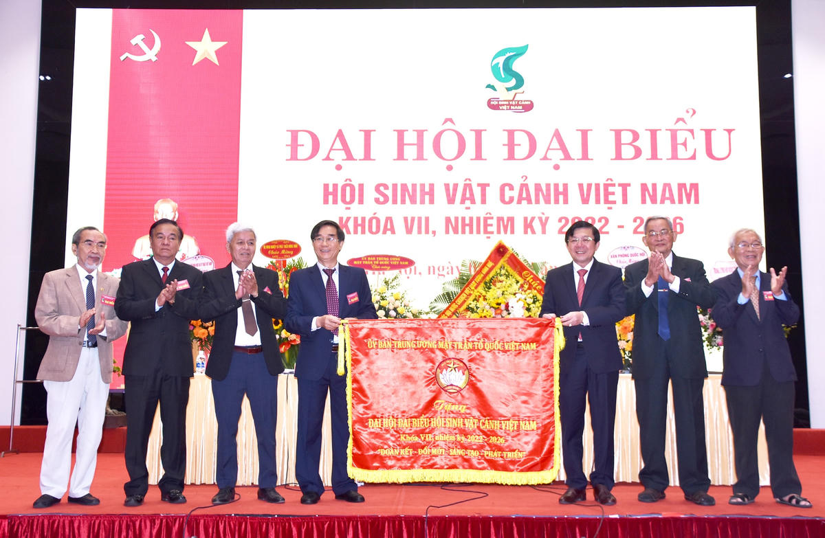 Thay mặt UBTƯ MTTQ Việt Nam, Phó Chủ tịch Nguyễn Hữu Dũng trao Bức trướng tặng Hội Sinh vật cảnh Việt Nam.