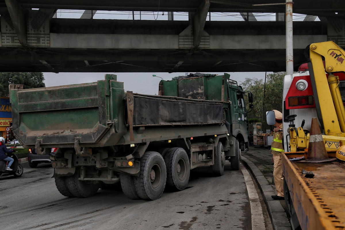 "Sau khi bị lực lượng chức năng tiến hành nhắc nhở việc lắp bạt cánh hai bên thùng xe là sai với quy định. Sau hôm nay tôi sẽ khắc phục tháo dỡ không vi phạm pháp luật", anh Huấn cho biết.