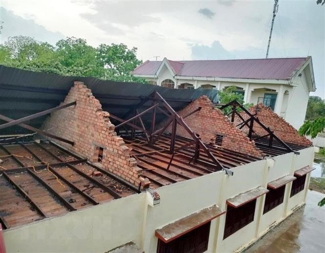 Trường học ở xã Ia Jlơi, huyện Ea Súp, Đắk Lắk bị tốc mái. (Ảnh: TTXVN phát).