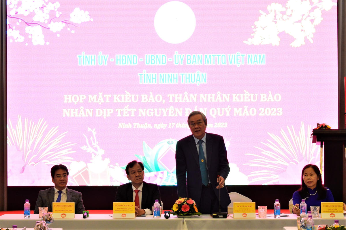 Chủ trì buổi gặp mặt.