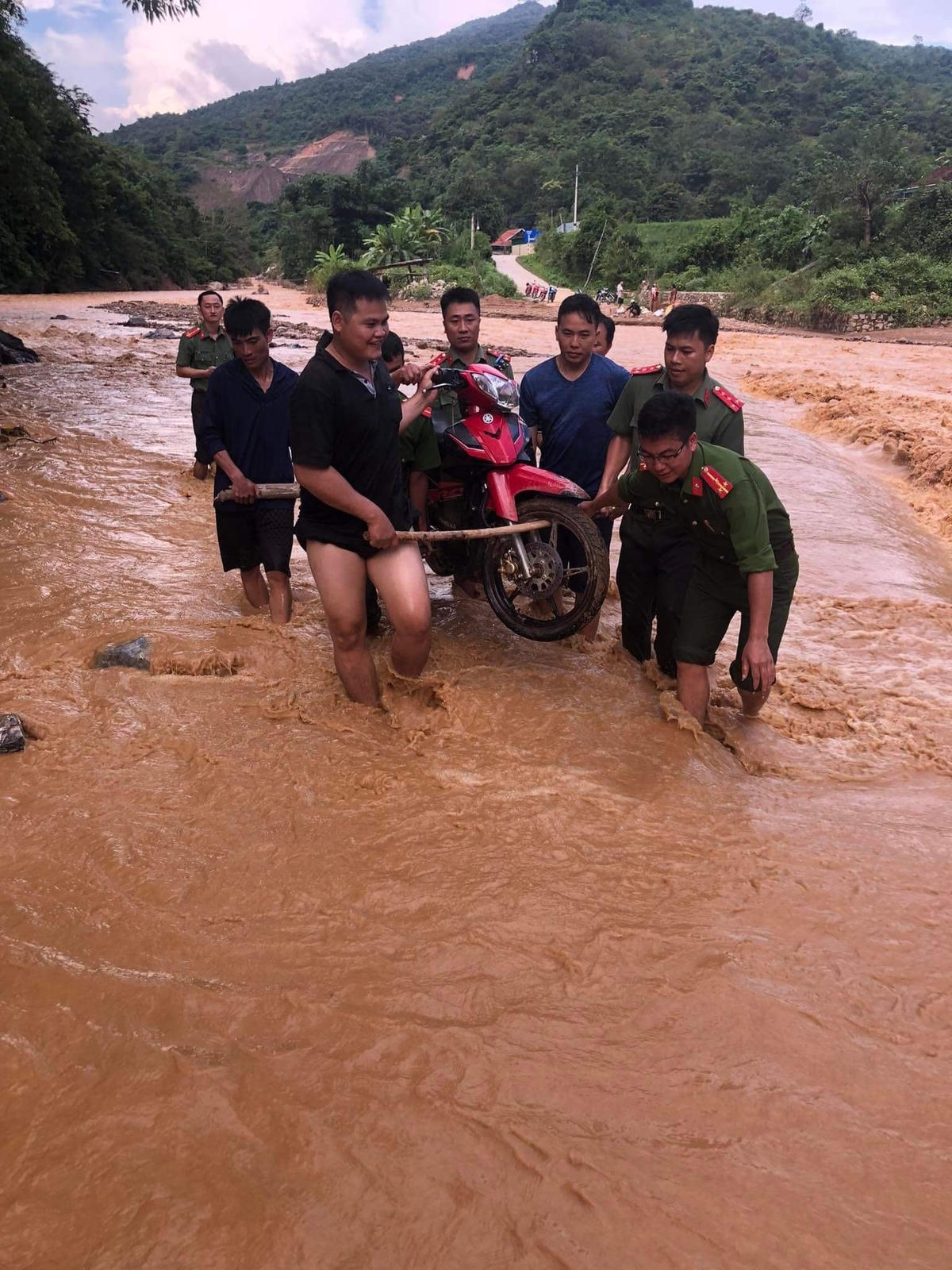 Lực lượng Công an huyện Kỳ Sơn giúp người dân mang tài sản đến nơi an toàn.