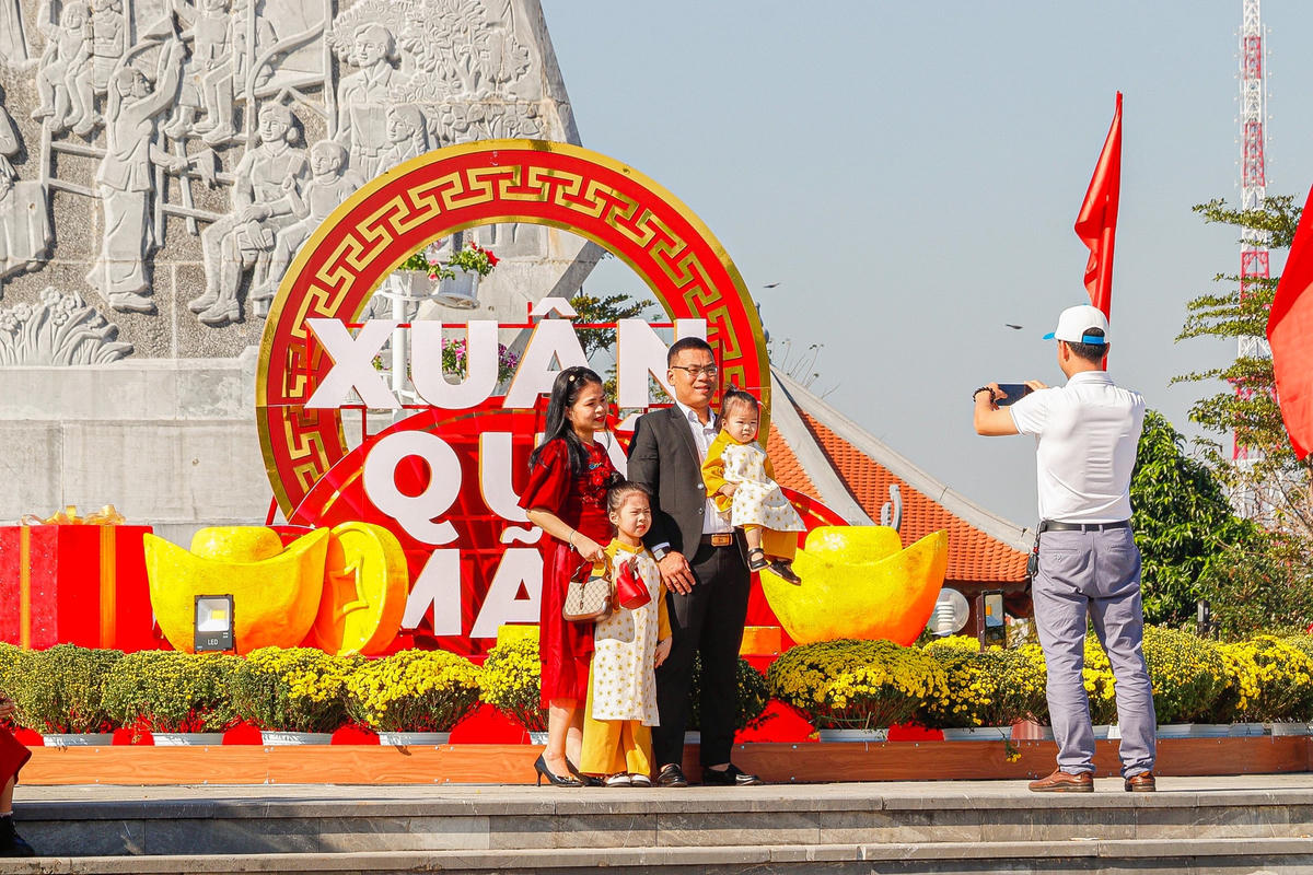 Với cách bài trí đơn giản, lấy nguồn cảm hứng từ biểu tượng linh vật của năm Quý Mão 2023 cùng những hình tượng đặc trưng mang phong vị Tết cổ truyền Việt Nam như: Cờ đỏ sao vàng, bánh chưng, bánh tét, cây kim tiền,… Mỗi khu vực tại Quảng trường Hồ Chí Minh sẽ là một cụm tiểu cảnh thể hiện mạnh mẽ và sinh động nét văn hóa truyền thống của ngày Tết Việt Nam.