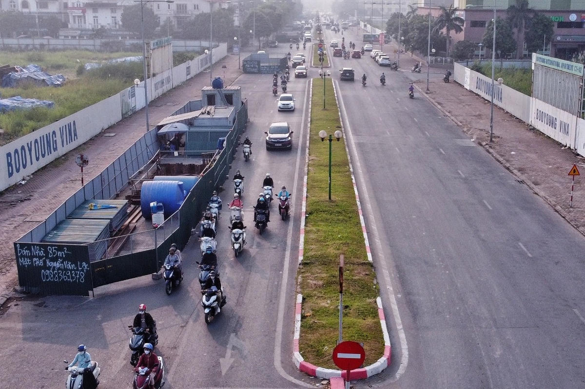 Theo ghi nhận của PV Báo Đại Đoàn Kết Online, tuyến đường Vũ Trọng Khánh đang có 9 chiếc “lô cốt” chiếm 2/3 lòng đường khiến việc đi lại của người dân gặp nhiều khó khăn. Sở GTVT Hà Nội đã yêu cầu đơn vị nhà thầu thu hồi "lô cốt" trên đường này, song hiện nay vị trí rào chắn vẫn án ngữ, không một bóng công nhân.