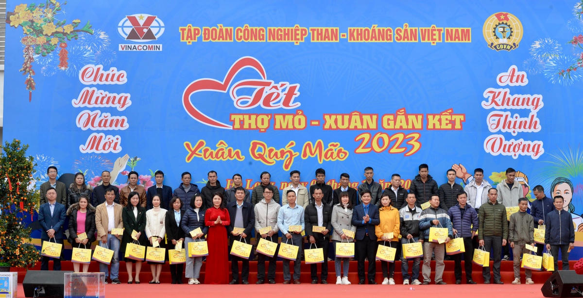 Tại chương trình, 1.300 suất quà Tết đã được trao cho công nhân lao động xuất sắc, tiêu biểu, công nhân khó khăn với trị giá 2,5 triệu đồng/suất; bàn giao 117 nhà ở “Mái ấm công đoàn” giá trị 60 triệu đồng/nhà;…