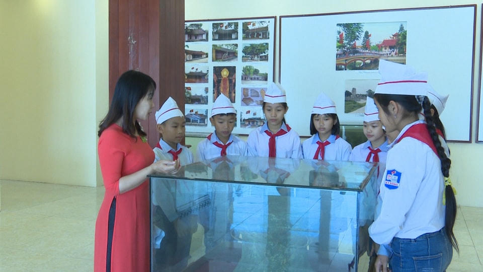 Học sinh tham quan, học Lịch sử tại bảo tàng. Ảnh: TL