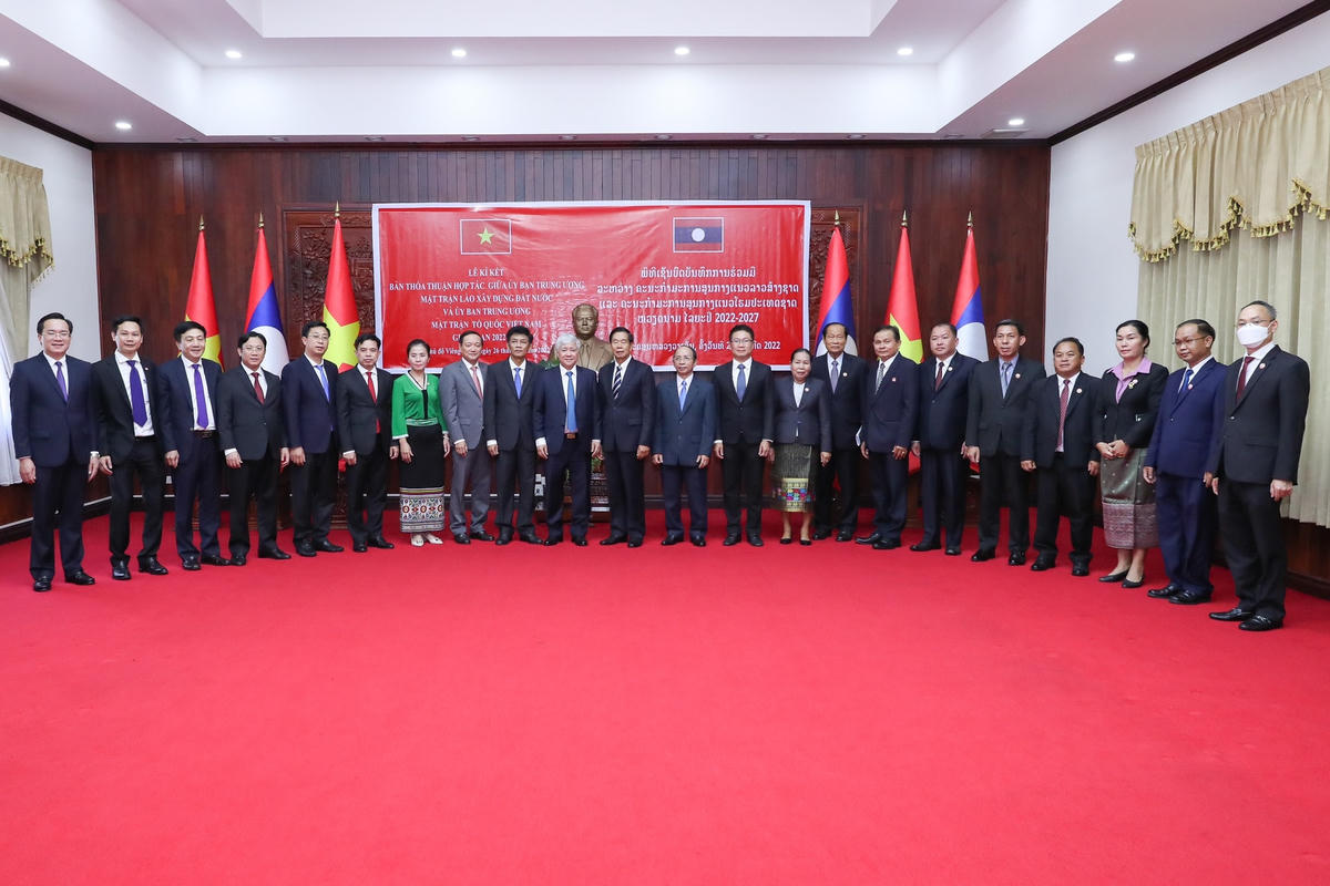 Đại biểu của hai tổ chức Mặt trận hai nước chụp ảnh lưu niệm sau khi ký thỏa thuận hợp tác. Ảnh: Quang Vinh.