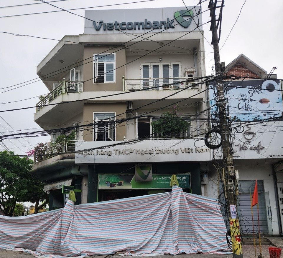 Hiện trường đang được bảo vệ phục vụ công tác điều tra làm rõ nguyên nhân, thống kê thiệt hại của vụ hỏa hoạn. Ảnh: Đ.T.