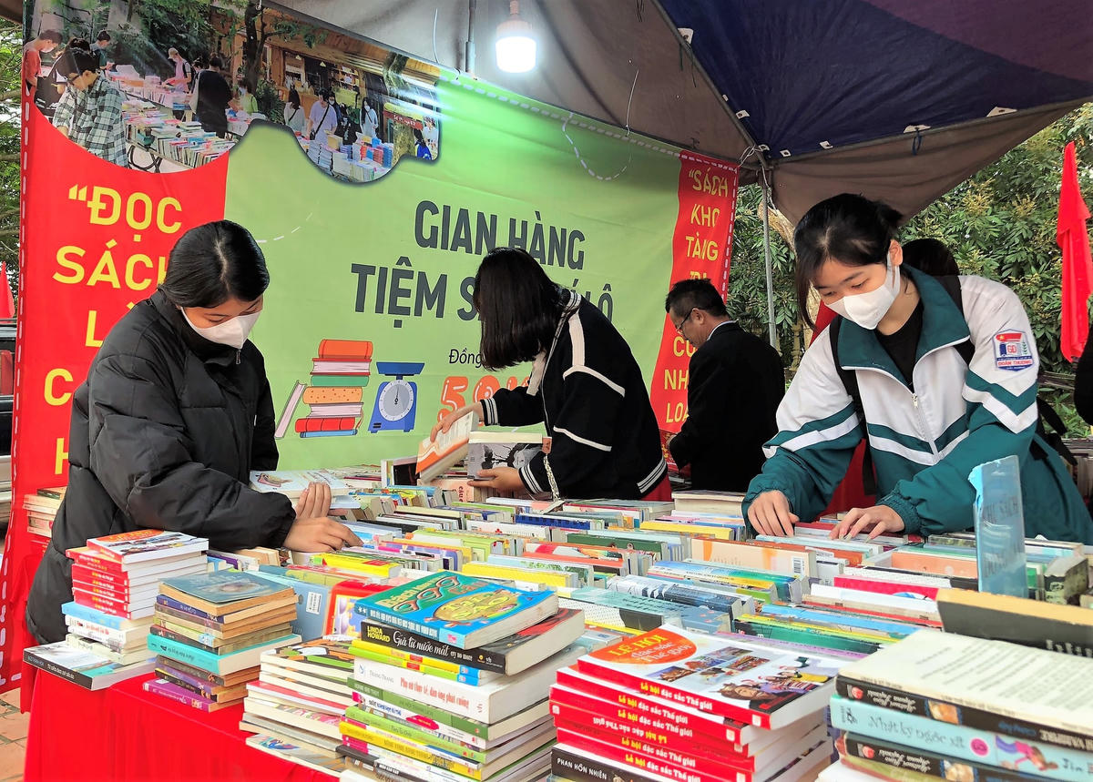 Ngày Sách và Văn hóa đọc đã thu hút được nhiều người dân và học sinh yêu sách.Hoạt động cho chữ tại Ngày Sách và Văn hóa đọc.