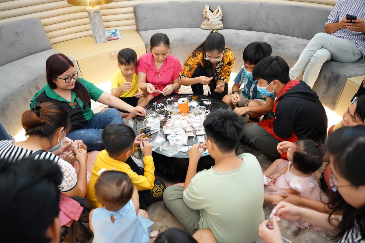 Các em nhỏ và gia đình tham gia các lớp học chủ đề Ngày Quốc tế Thiếu nhi bên lề lễ công bố cột mốc.