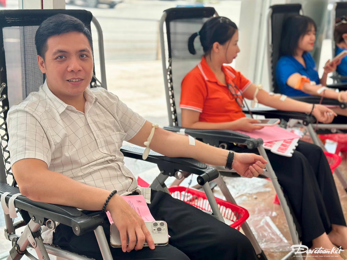 Đây là lần hiến máu tình nguyện thứ 18 của anh Bùi Mạnh Trung (công tác tại Tòa án nhân dân tỉnh Quảng Ninh). Anh Trung bày tỏ niềm hy vọng rằng với những giọt máu cho đi sẽ giúp nhiều người có thêm cơ hội sống. Ảnh: Ngọc Anh.