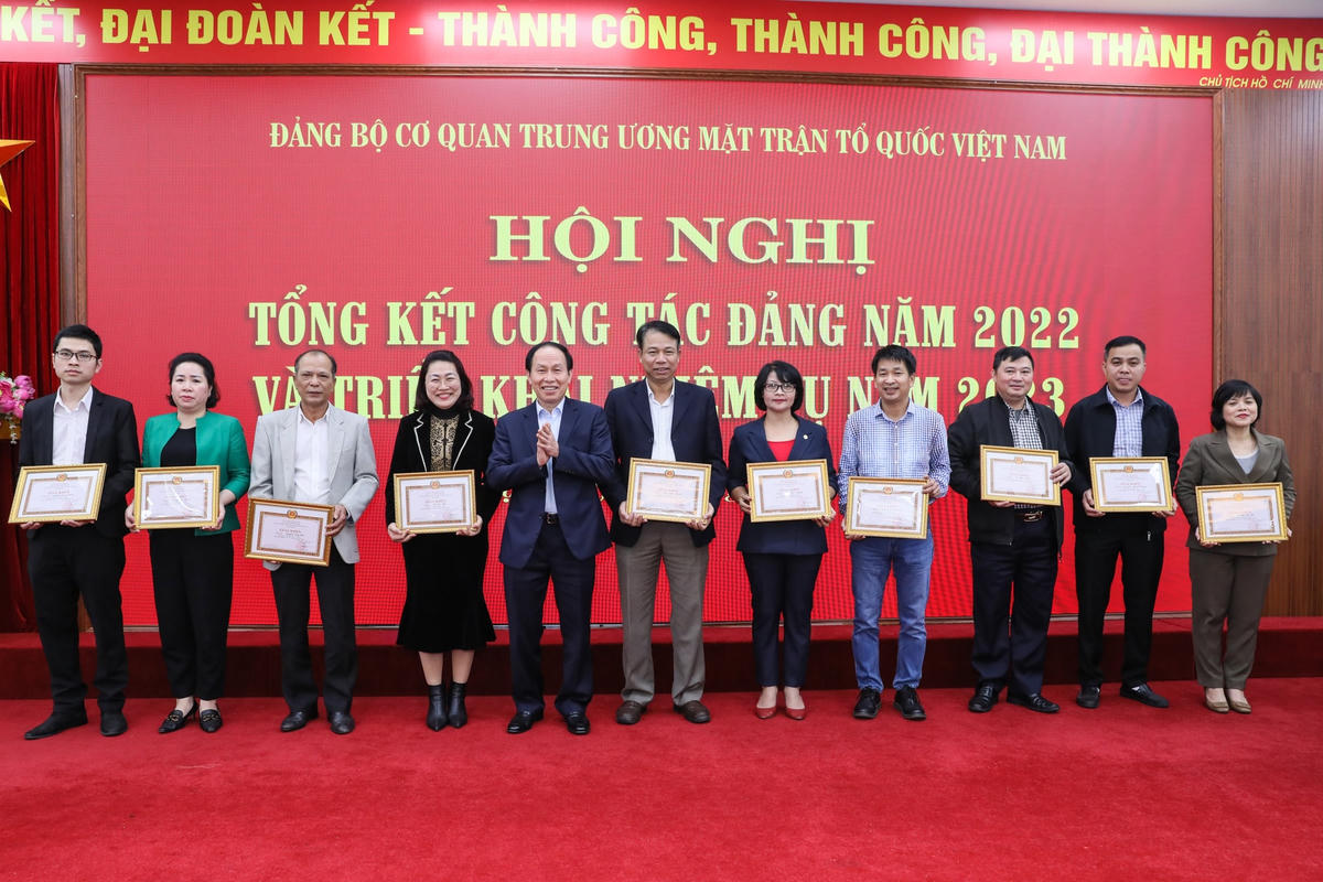 Phó Chủ tịch - Tổng Thư ký Lê Tiến Châu trao Giấy khen cho các đảng viên “Hoàn thành xuất sắc nhiệm vụ” năm 2022.