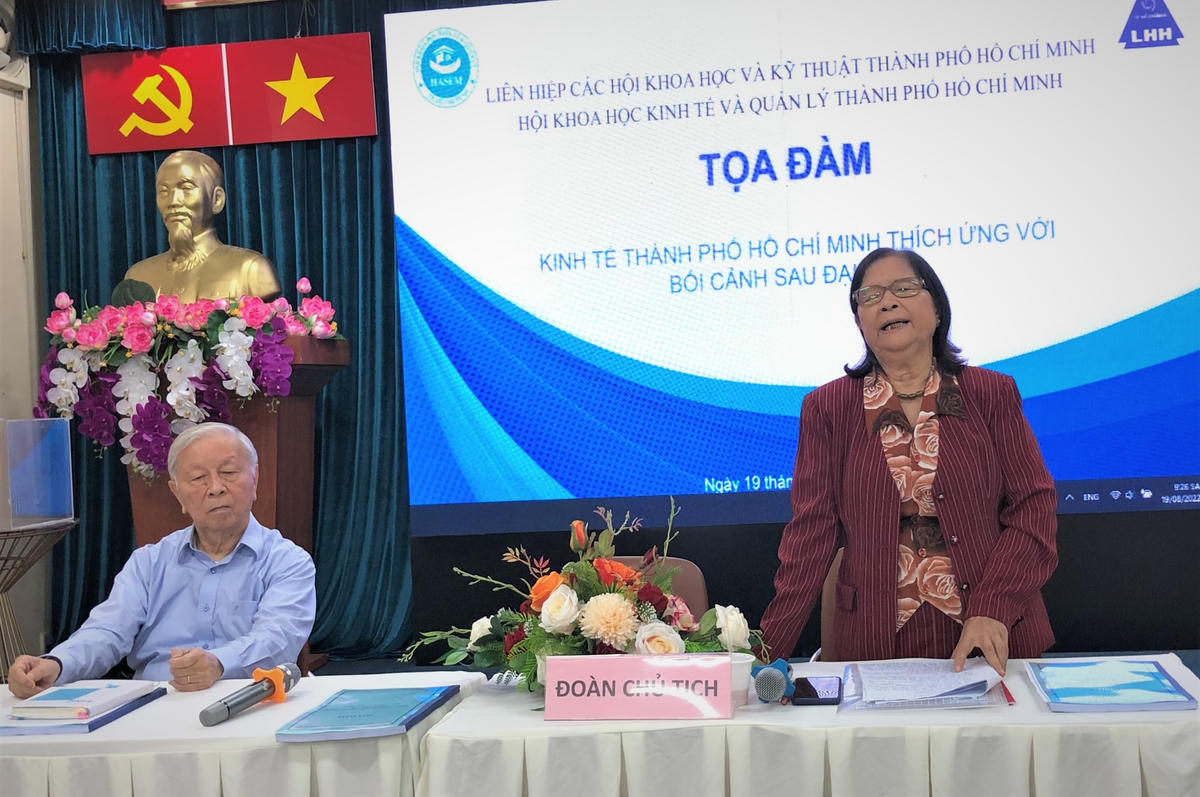 Đoàn chủ tịch chủ trì tọa đàm khoa học (Ảnh: Hồng Phúc).