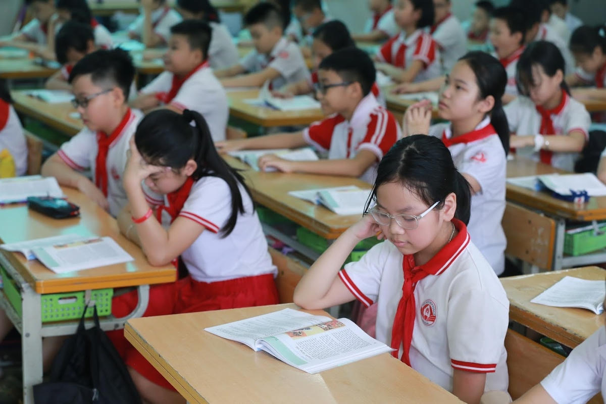 Cân bằng học chính khóa và học thêm để giảm gánh nặng cho học sinh. Ảnh: Quang Vinh.