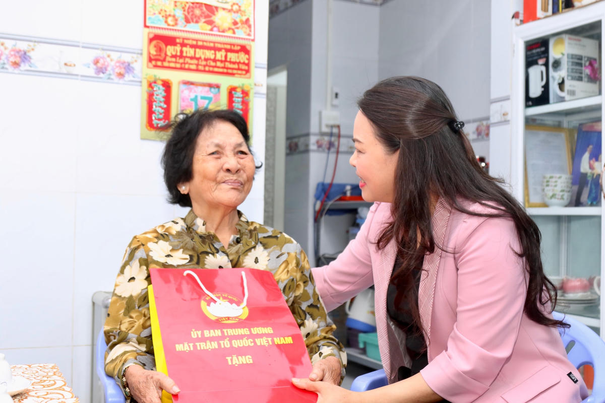 Phó Chủ tịch - Tổng Thư ký Nguyễn Thị Thu Hà tặng quà cho Mẹ Bùi Thị Hai.