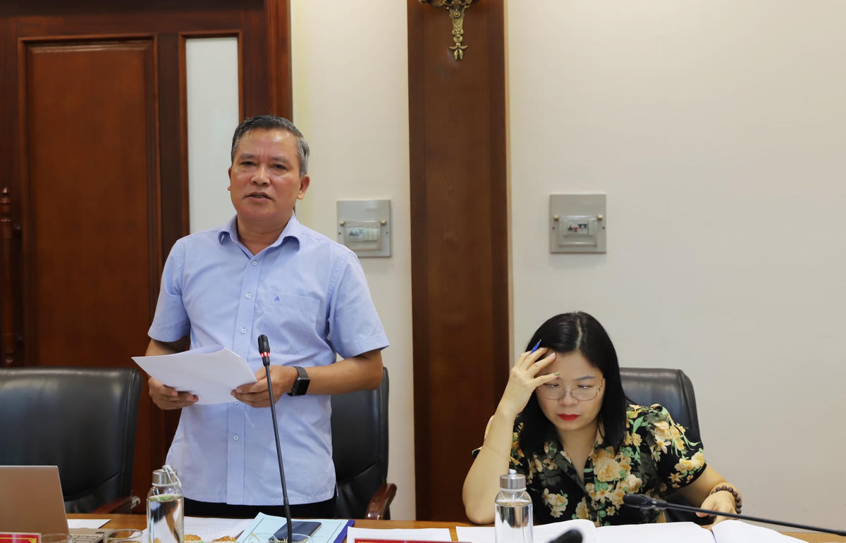 Ông Nguyễn Văn Pha, nguyên Phó Chủ tịch UBTƯ MTTQ Việt Nam phát biểu phản biện tại Hội nghị.