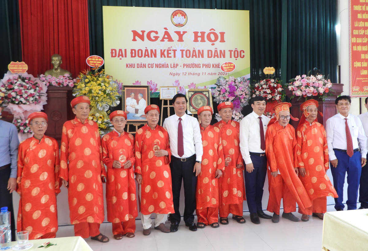 Chủ tịch Ủy ban MTTQ tỉnh Bắc Ninh Nguyễn Đình Lợi cùng lãnh đạo thành phố Từ Sơn chụp ảnh lưu niệm với các cụ cao niên khu phố Nghĩa Lập.
