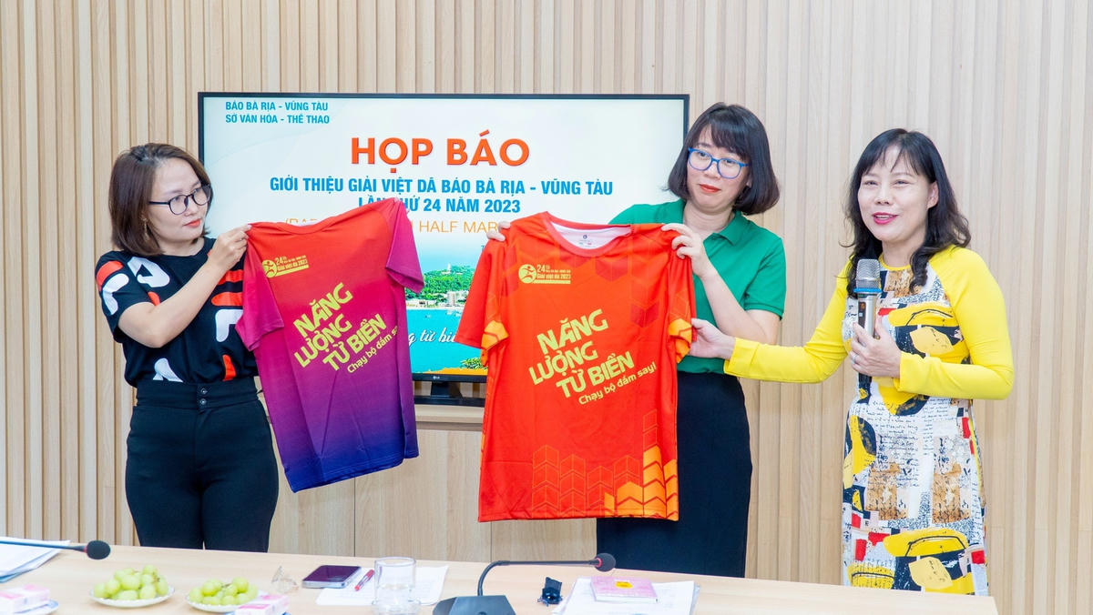 Bà Đỗ Nguyễn Hoàng Dung giới thiệu mẫu áo thi đấu.