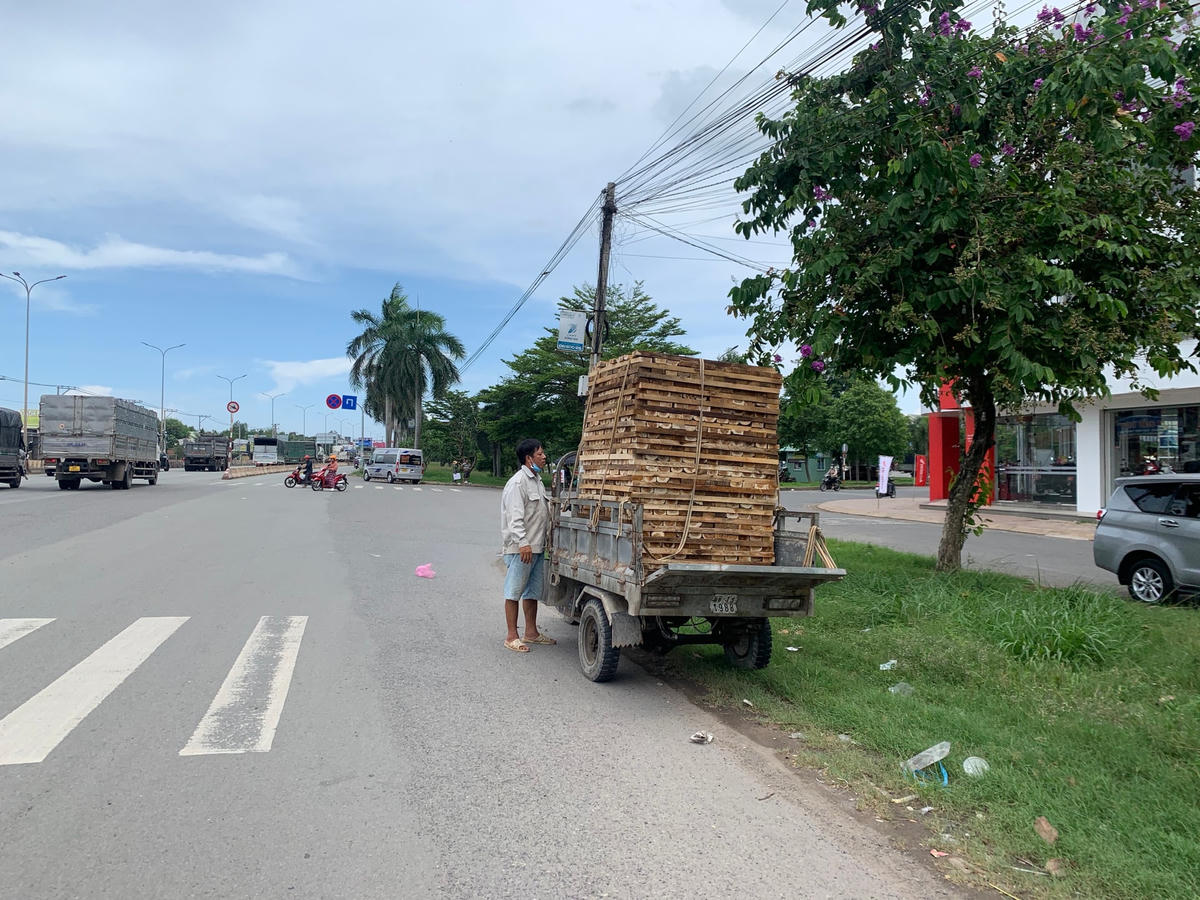 Hàng chất cao gấp ba lần thùng xe.