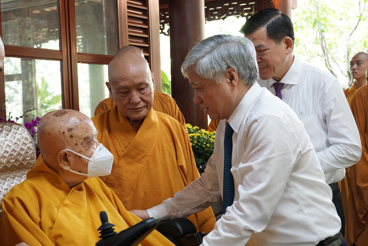 Chủ tịch Đỗ Văn Chiến hỏi thăm Hòa thượng Thích Thanh Từ.