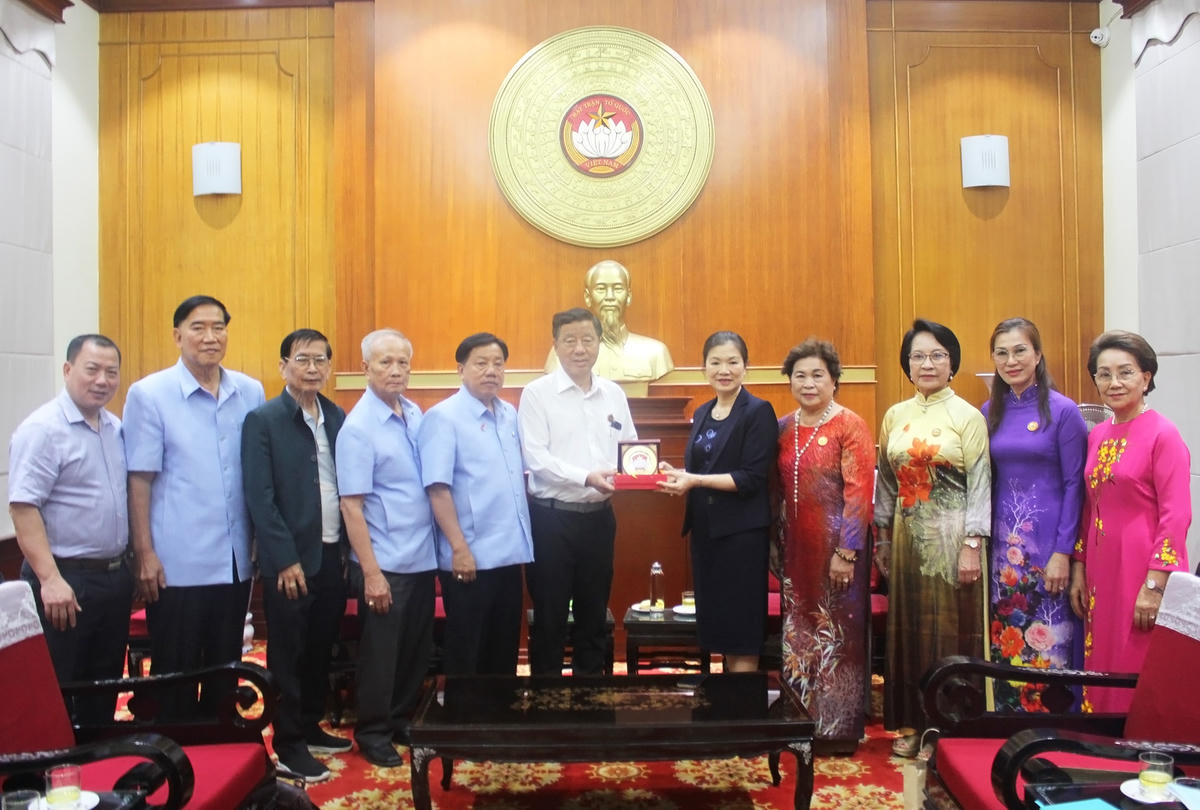 Phó Chủ tịch Trương Thị Ngọc Ánh tặng Biểu trưng MTTQ Việt Nam cho Đoàn kiều bào Thái Lan.