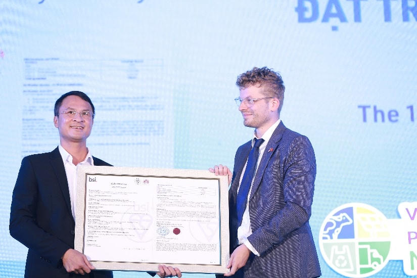 Ông Matthew Albon Crouch - Tùy viên Nông nghiệp (Vietnam, Indonesia, Singapore), Đại sứ quán Anh, đại diện Viện tiêu chuẩn Anh Quốc (BSI) trao chứng nhận trung hòa carbon cho lãnh đạo nhà máy sữa Vinamilk tại Nghệ An.