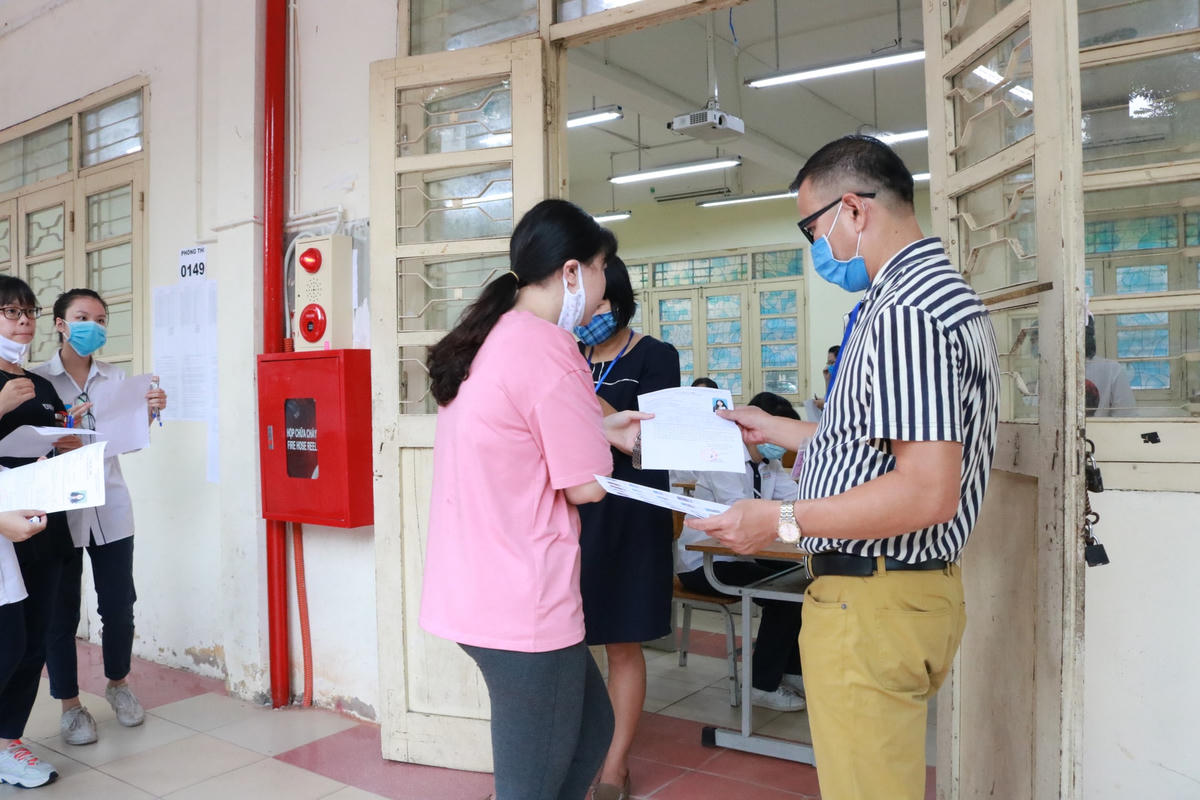 Cán bộ coi thi kiểm tra thông tin thí sinh tại kỳ thi tốt nghiệp THPT.