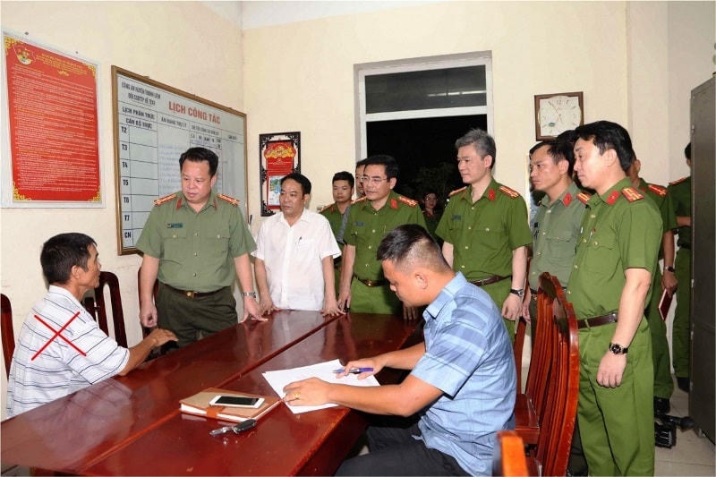 Đối Nguyễn Văn Lâm (dấu x) tại cơ quan Công an. Ảnh: Công an tỉnh Hà Nam.