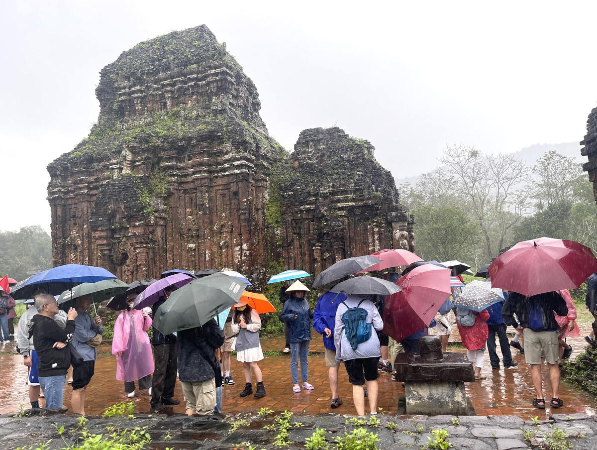 Du khách đến tham quan khu di tích Mỹ Sơn.
