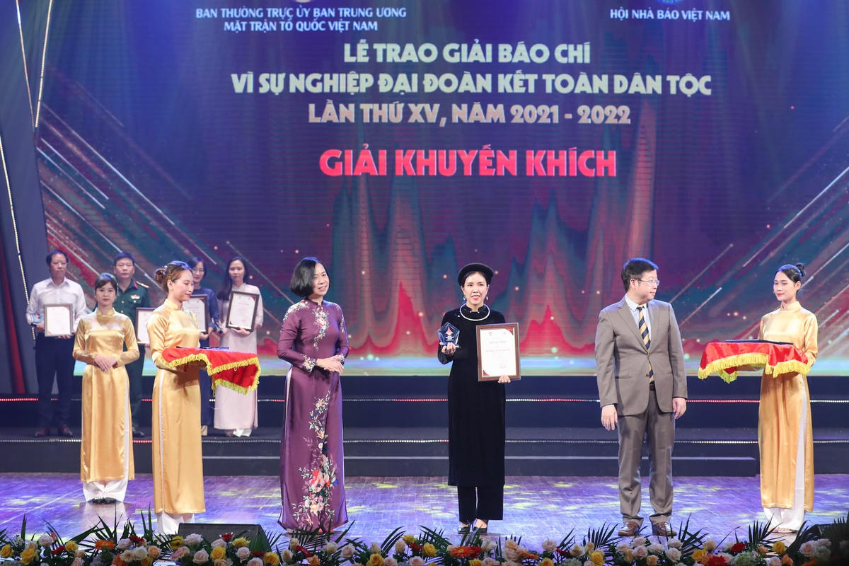 Ông Nguyễn Thanh Lâm, Thứ trưởng Bộ Thông tin và Truyền thông và bà Vũ Việt Trang, Tổng Giám đốc Thông tấn xã Việt Nam trao giải cho tác giả, nhóm tác giả đoạt giải Khuyến khích.