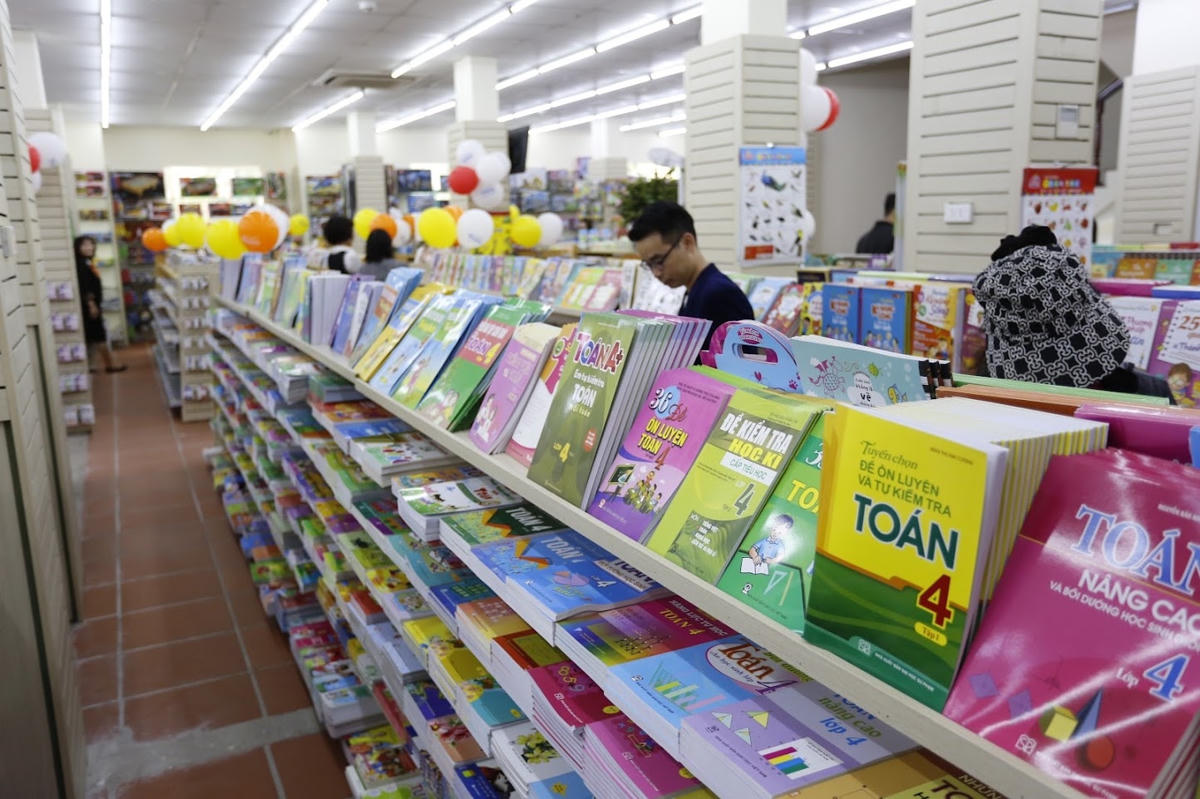 Trước thềm năm học mới lại lo thiếu sách giáo khoa. Ảnh: Quang Vinh.