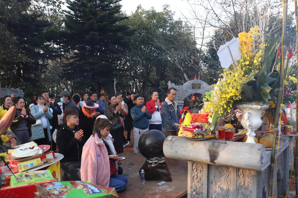 Trước đó, vào lúc 0h cùng ngày, tại khu vực được cho là huyệt đạo Am Tiên trên núi Nưa, Ban Quản lý khu di tích danh thắng này đã làm lễ "mở cổng trời" theo phong tục dân gian.  